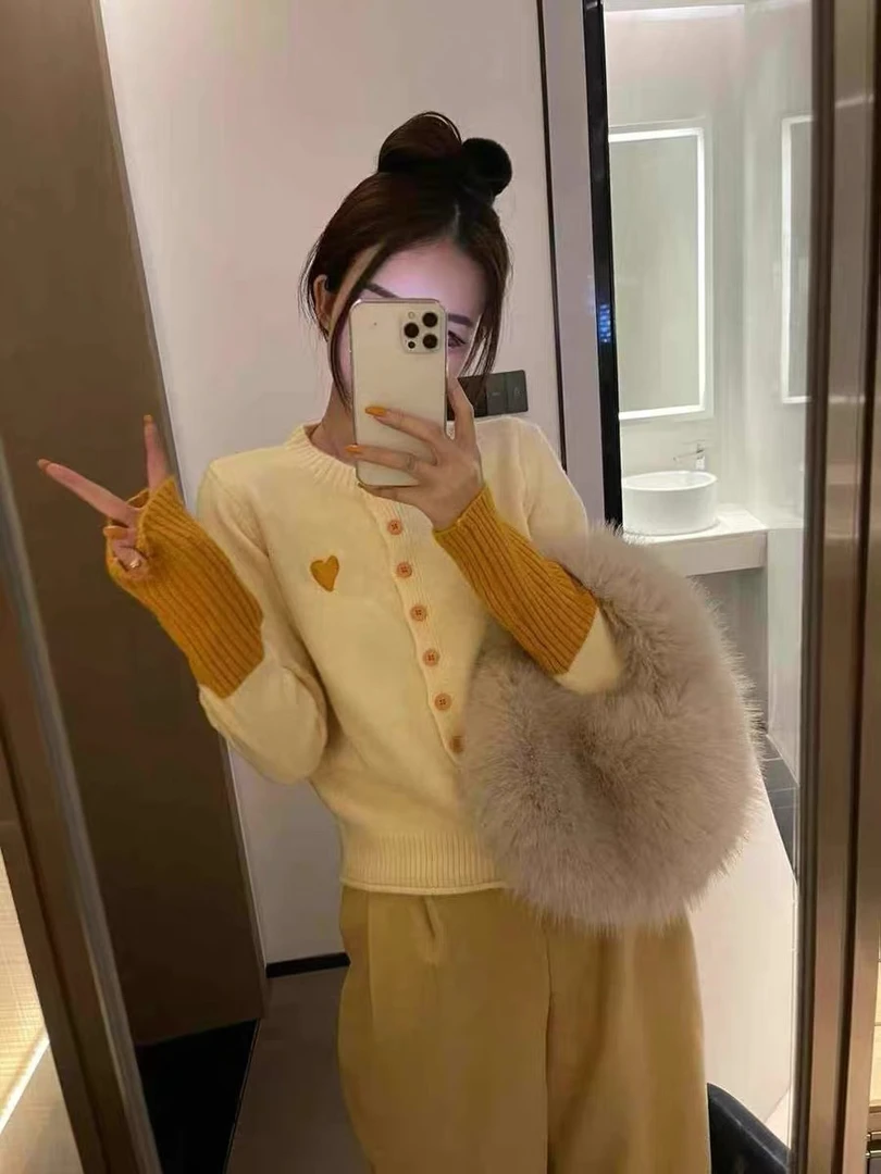 十三行2024秋冬韩系撞色百搭简约刺绣爱心排扣针织开衫毛衣上衣