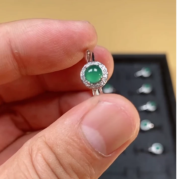 【大志珠宝】R 天然A货翡翠正阳绿戒指 多样性发一件