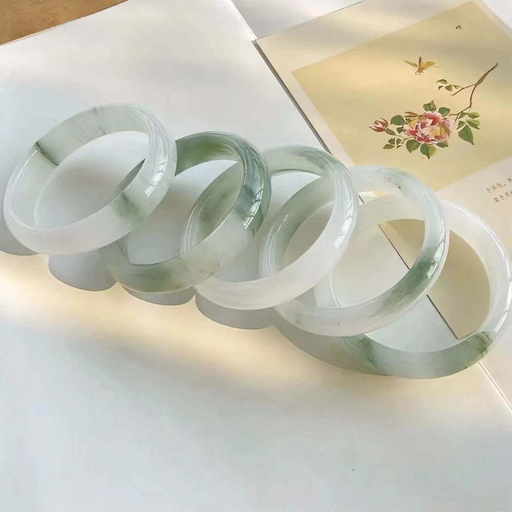 新疆天然天山翠冰白飘花翠色手镯（多样性发其一）冰透时尚
