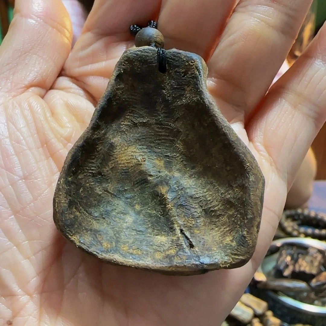 【闪购商品】沉香吊坠白奇乌身天然老包头带绳子11.8克