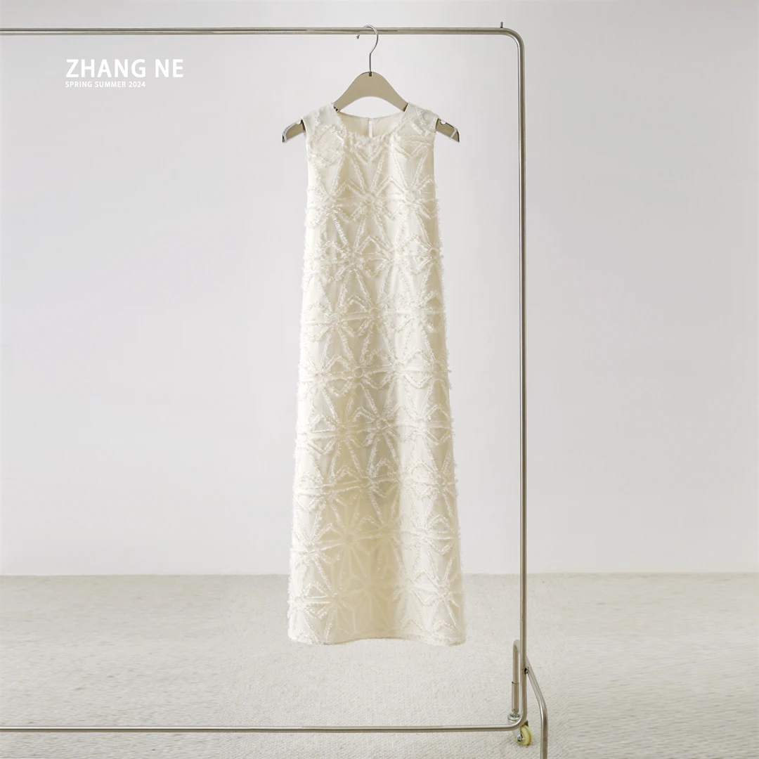 【ZHANG NE】新款百搭设计师肌理羽毛剪花背心连衣裙-24052012146