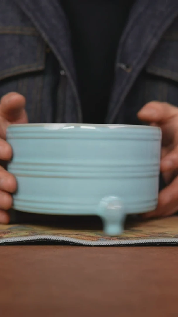 【闪购商品】瓷壶天青三足玄纹尊