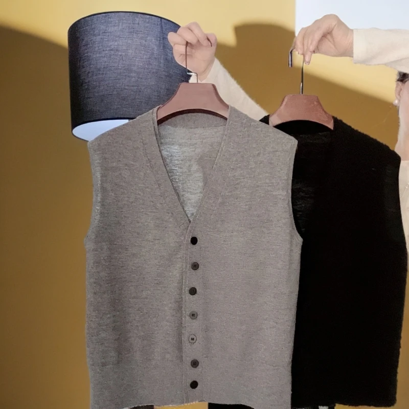 Balaxueer/芭拉雪儿灰色V领无袖针织背心女设计感时尚百搭上衣