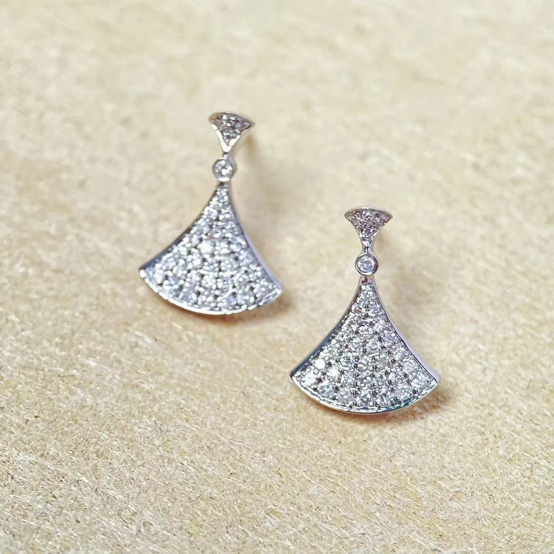 【六言精选01】白裙子耳钉18K金钻石