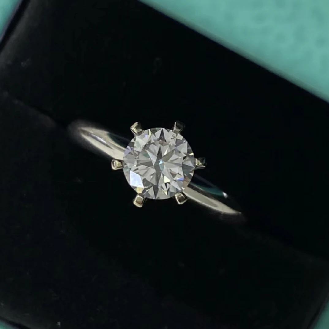 【六言精选01】18k金 克拉六爪钻石戒指