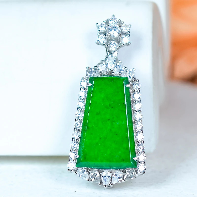 天然翡翠A货银镶嵌精致高级感满绿翡翠龙石梯形无事牌吊坠s88