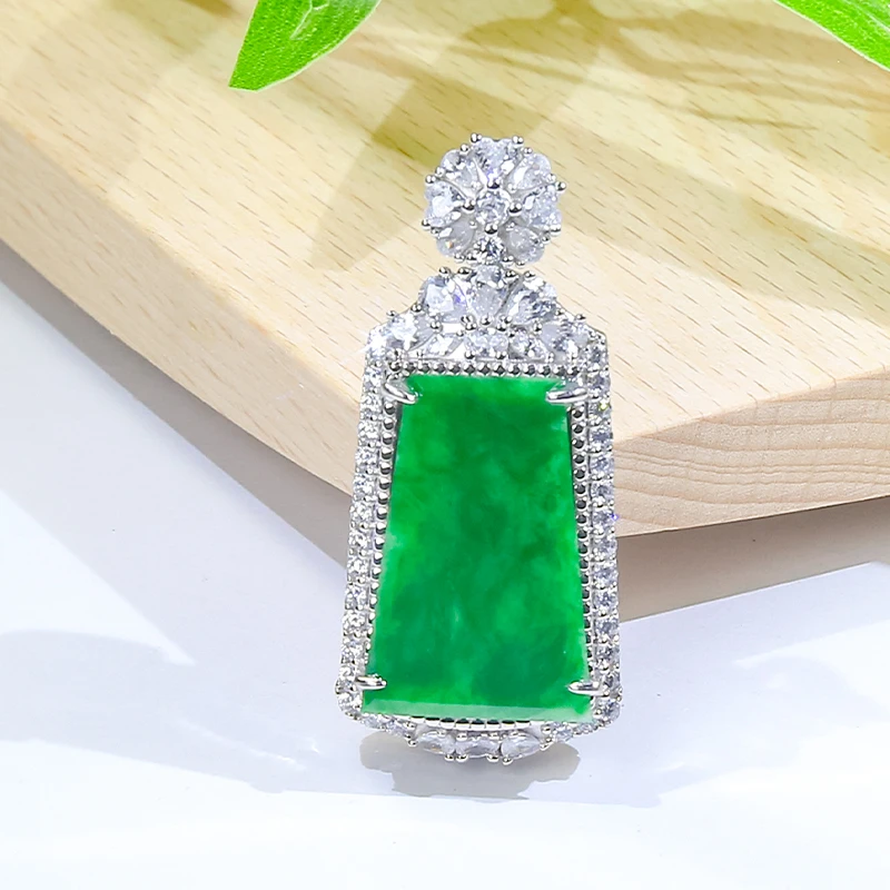 天然翡翠A货 精致时尚辣绿翡翠银白色无事牌吊坠