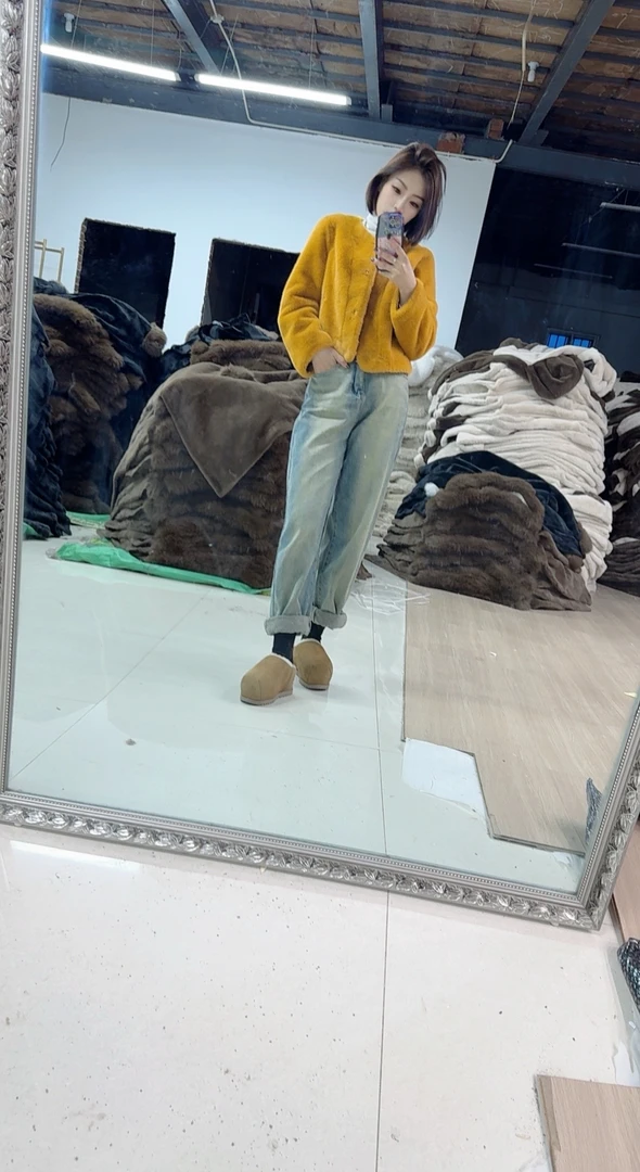 2024年秋冬新款时尚气质百搭设计师短款毛毛外套