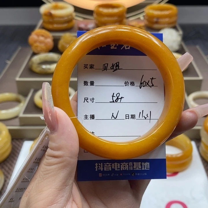 石英质玉(黄龙玉)手镯未镶嵌四***?