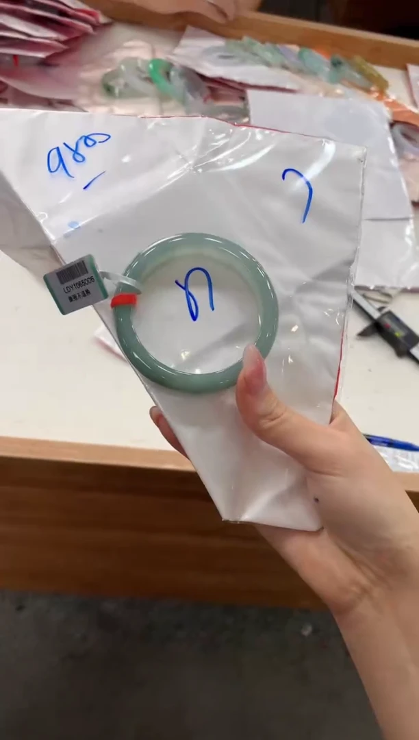 【闪购商品】翡翠手镯未镶嵌不退不换