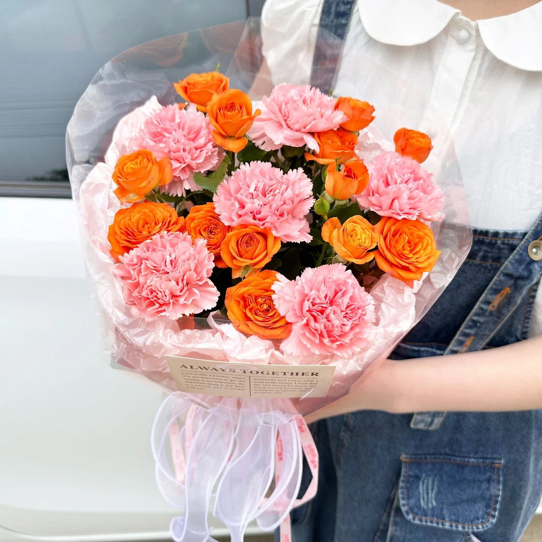 女主天使『6朵粉康乃馨橙芭比小香风花束』送妈妈长辈姑姑鲜花同城配送