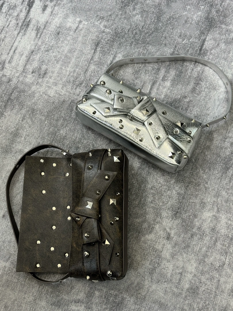 [七月堡包]秋冬氛围感街拍战包辣妹铆钉法棍包