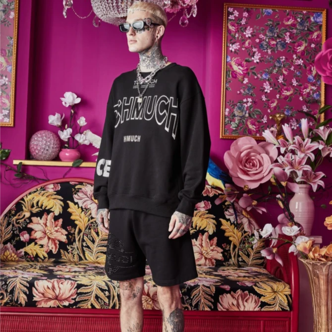 TCH服饰店播-潮牌字母烫钻黑色时尚休闲重工圆领卫衣T66A116135