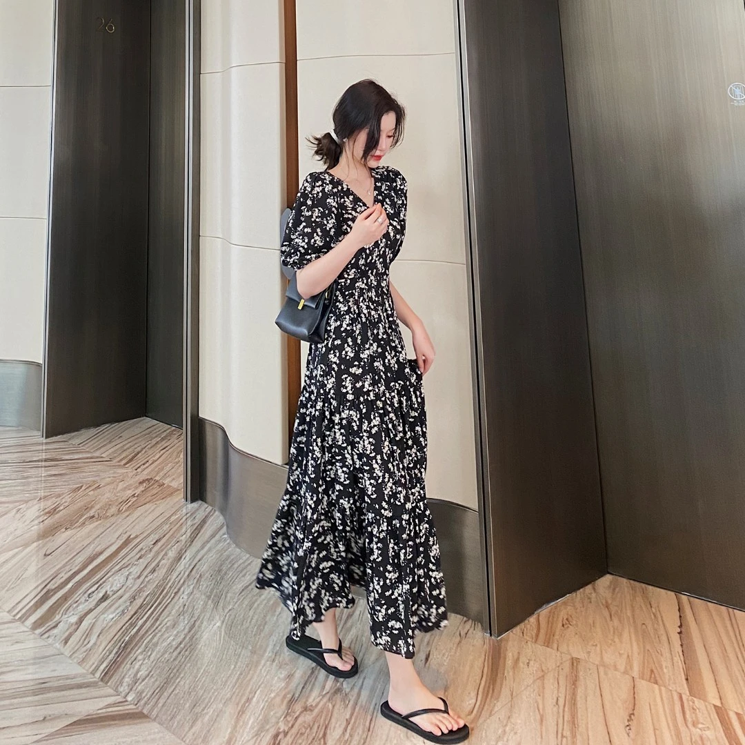 【C魅甄选】6687连衣裙女2025夏季新款v领碎花裙显瘦收腰过膝长裙