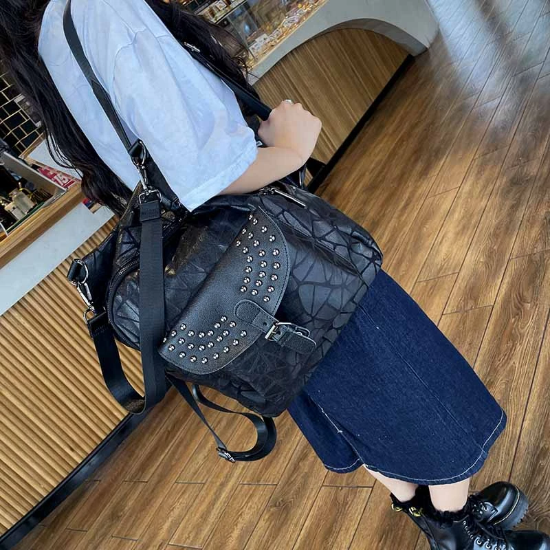 创意个性几何图案双肩包女2023休闲大容量轻便旅游背包铆钉两用包