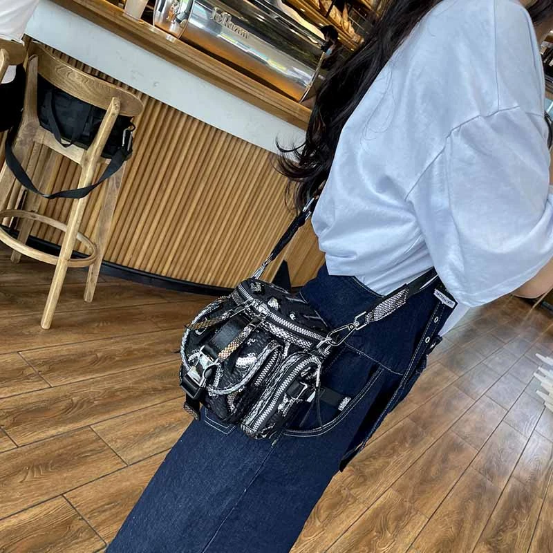 小众斜挎小包2022新款潮超火亮片女包百搭机车包牛仔布相机包女包