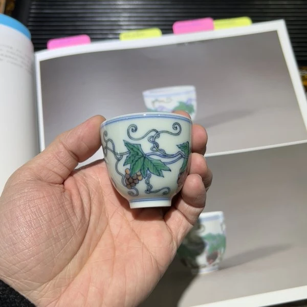 （神工妙造）小愚斋仿明成化斗彩折枝葡萄纹杯口径5.5cm