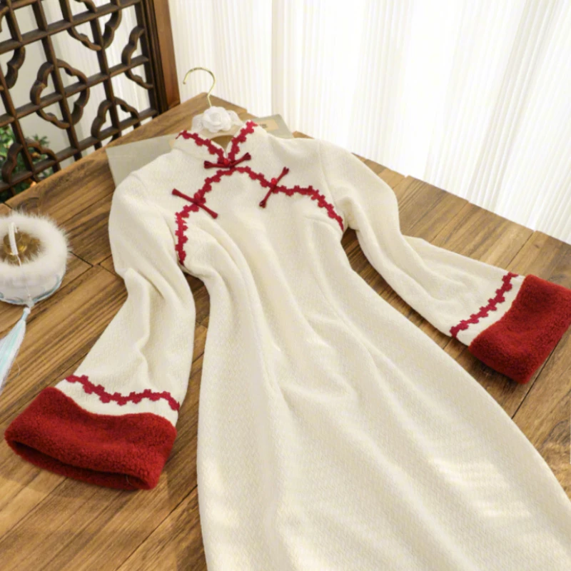 俏娘鱼2024年冬新款日常可穿改良新中式米白雪尼尔倒大袖淑女旗袍