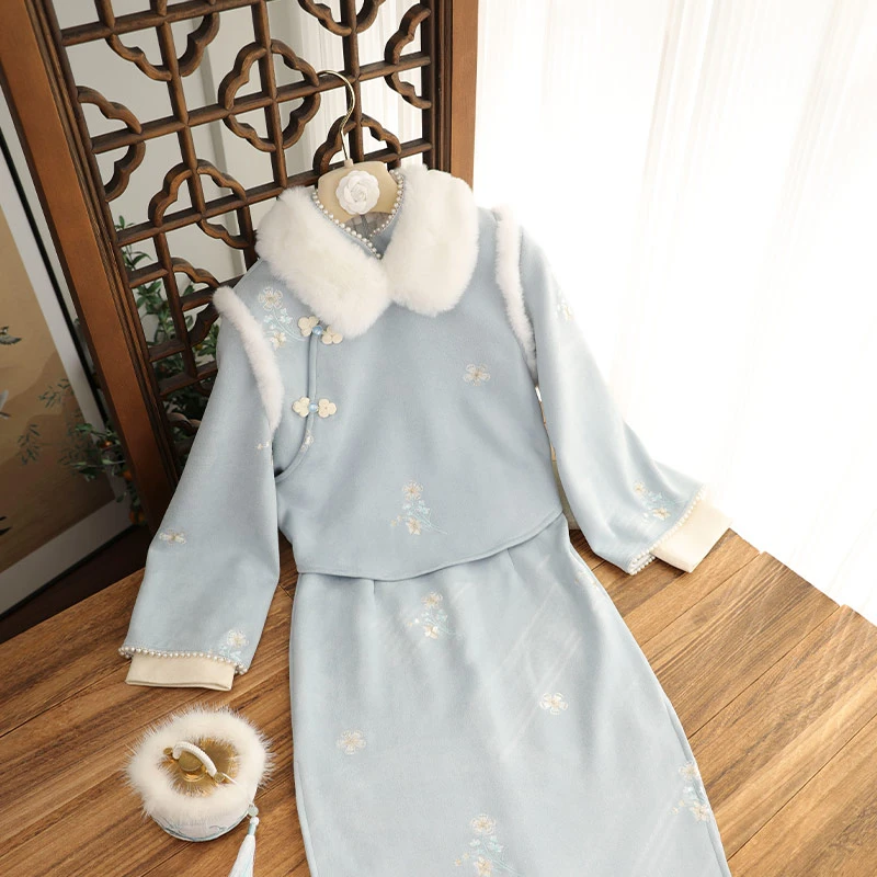 俏娘鱼2024年冬新款加绒保暖倒大袖绣花淑女旗袍马甲两件套