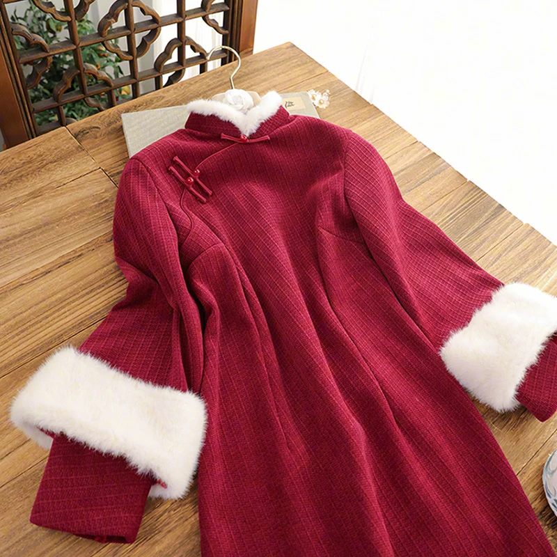俏娘鱼红色素雅新中式加绒保暖毛绒领旗袍女2025冬新款改良倒大袖