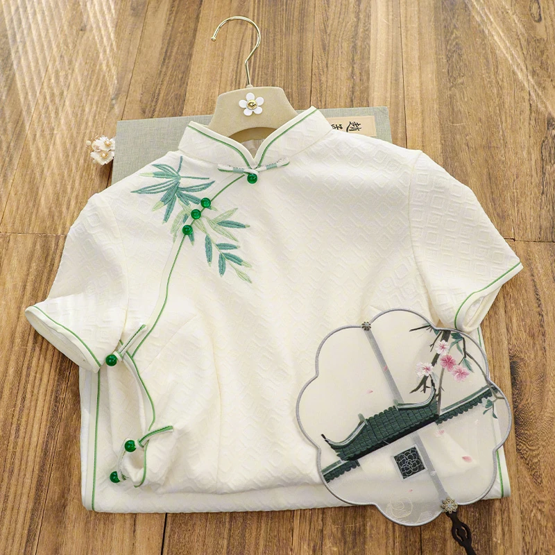 俏娘鱼2025年春季新款日常可穿改良新中式年轻款米白针织提花旗袍