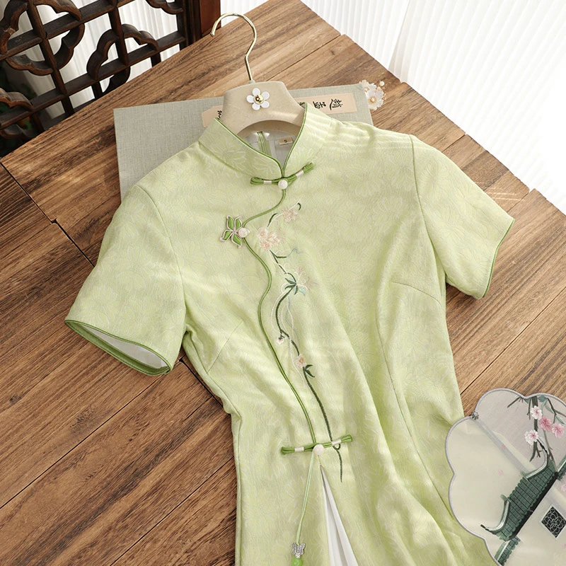 俏娘鱼2025春夏新款素雅绿色刺绣改良新中式不开叉旗袍女日常可穿