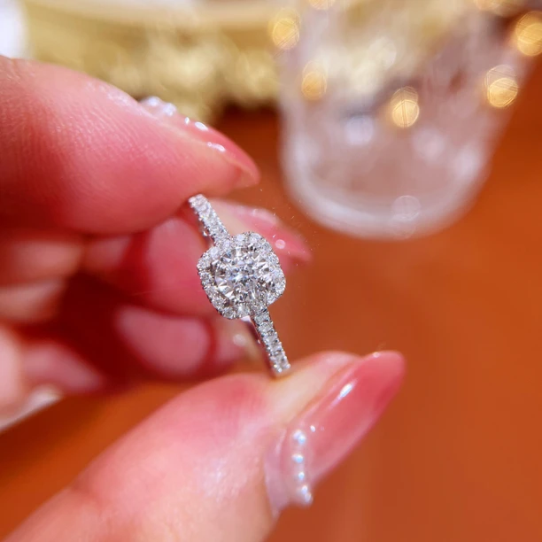 18k金钻石戒指 简约方形钻戒 主10副18分HVS 求婚结婚 百搭