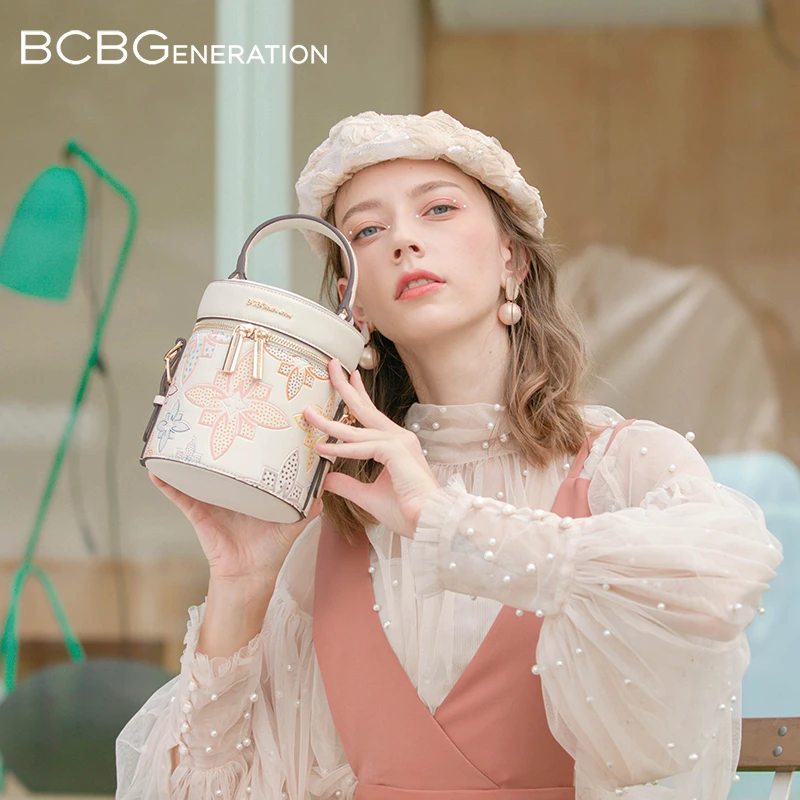 【BCBG】 复古设计女包百搭小众春夏季休闲新款发财包水桶包BG0106