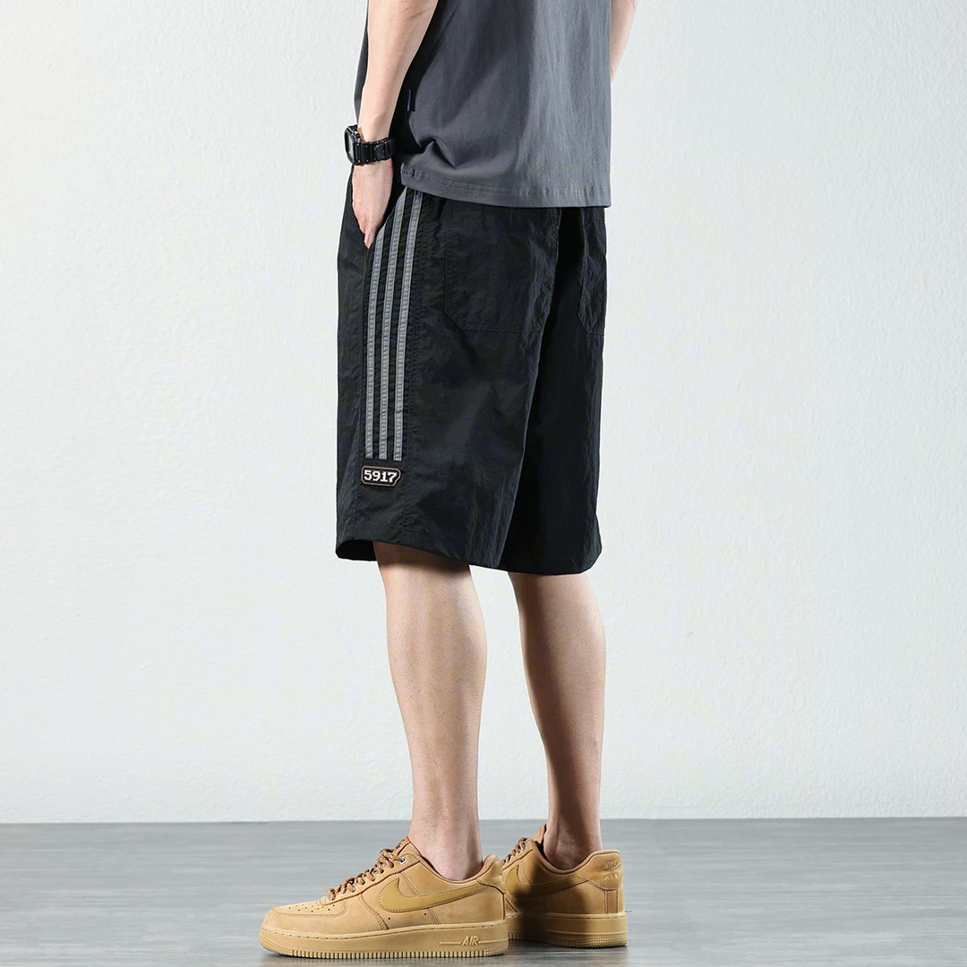 三条杠条纹短裤男2025夏季薄款美式潮流速干运动裤子休闲五分中裤