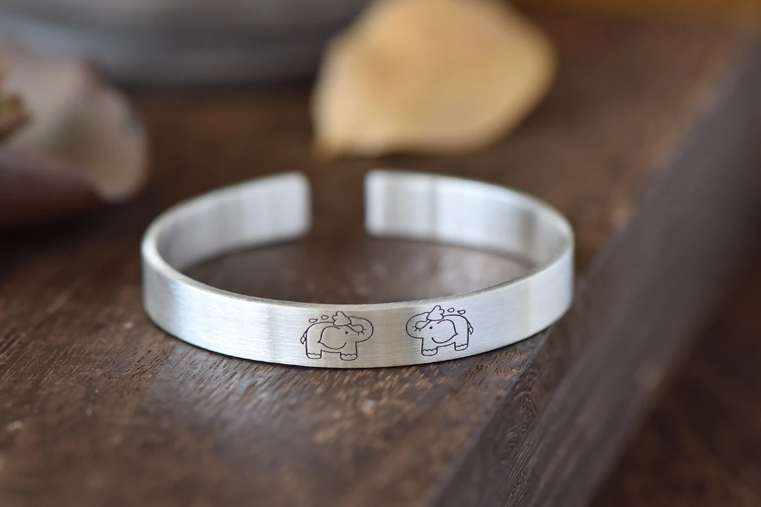 黛鑫:足银999哑光开口吉祥大象手镯