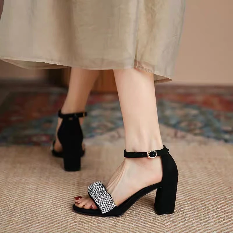 2023夏季新款水钻一字扣时装气质通勤露趾时尚百搭粗跟高跟凉鞋女