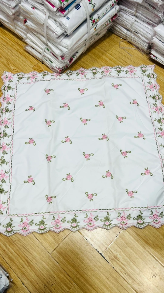 小碎花和纯白色婴儿被套