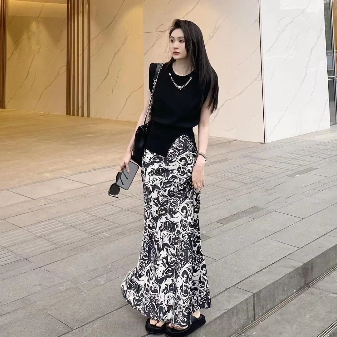 黑白水墨花纹半身裙+字母链条无袖开衩针织T恤