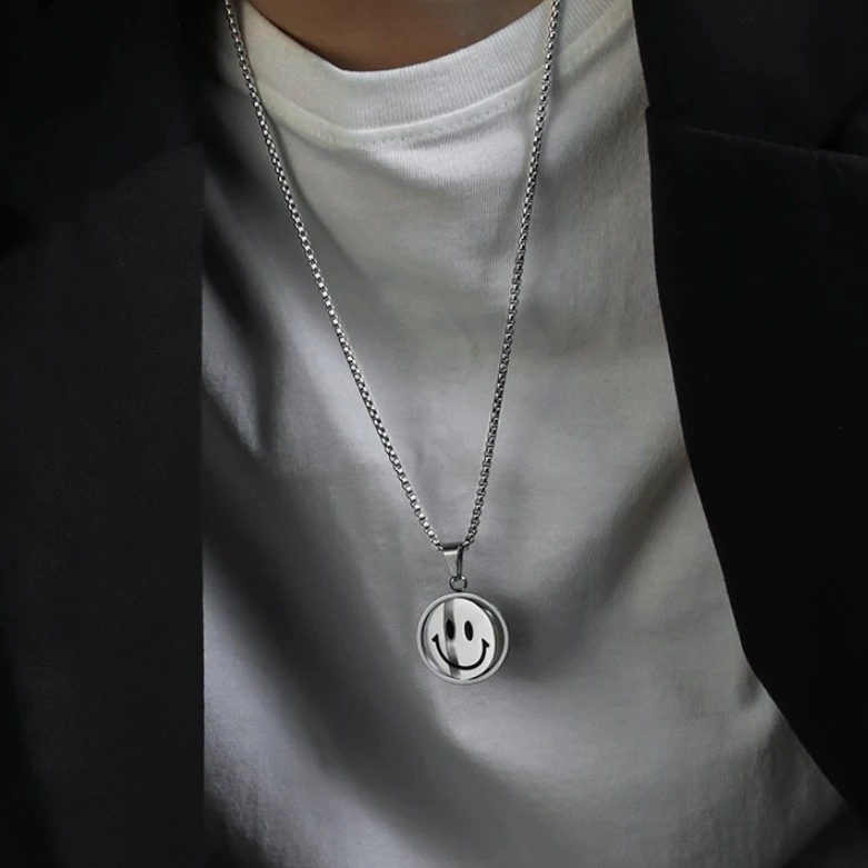 钛钢项链 男生简约时尚旋转笑脸 创意饰品可转动ins男士项链吊坠
