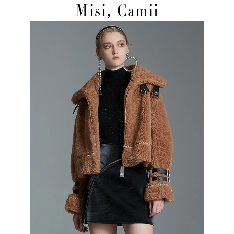 Misi,Camii秋冬新款女装时尚气质设计感小众羊羔毛皮扣短外套短款