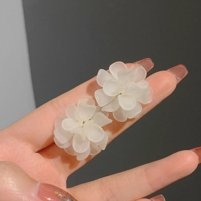 锌合金亚克力/树脂耳饰奶白色花朵耳钉气质网红韩国耳环耳饰女