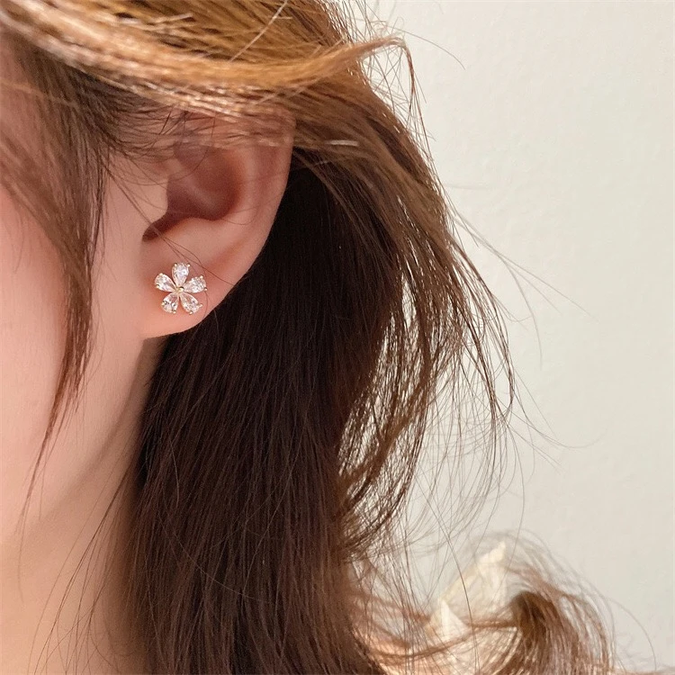 铜合金耳饰 AL2240 小众设计不对称花朵耳钉女气质耳环耳饰 轻奢