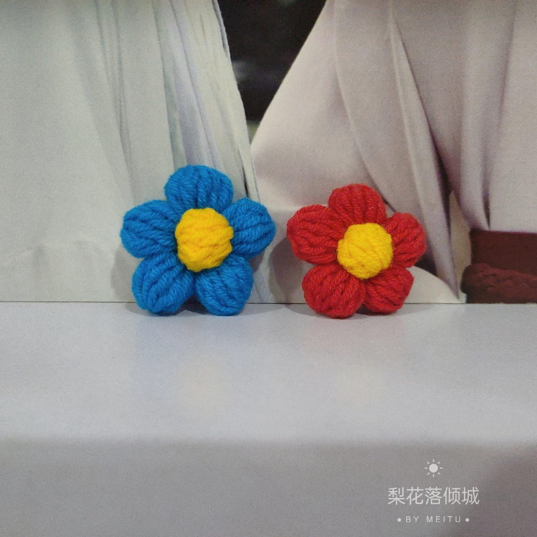 俊哲同款手工毛线编织小红花栀子小蓝花胸针包挂件泡芙花2个装哦