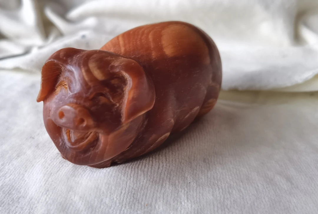 北沉香琥珀木手把玩件 小猪