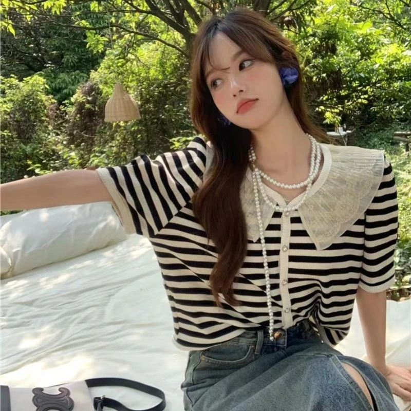 甜美百搭舒适机织条子上衣