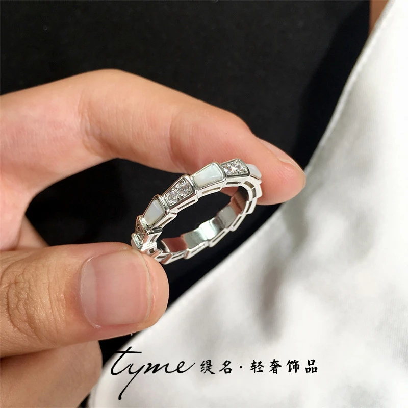 缇名铜合金合成锆石戒指轻奢高级感镶锆白贝蛇节形戒指