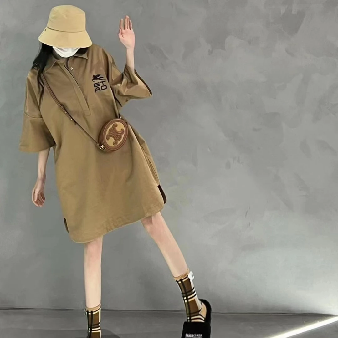 夏季新款明星同款Polo领休闲宽松慵懒风刺绣连衣裙