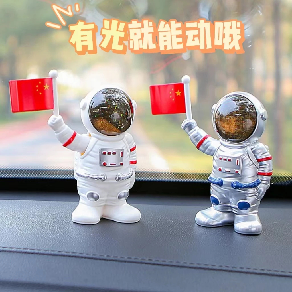 太空人车载摆件太阳能宇航员中控台创意轻奢装饰品可爱精致耐高温