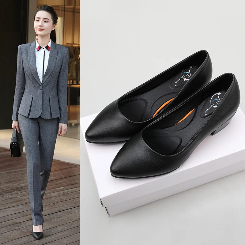 工作鞋女2024新款粗跟职业百搭软底尖头浅口黑色皮鞋大码小码女鞋