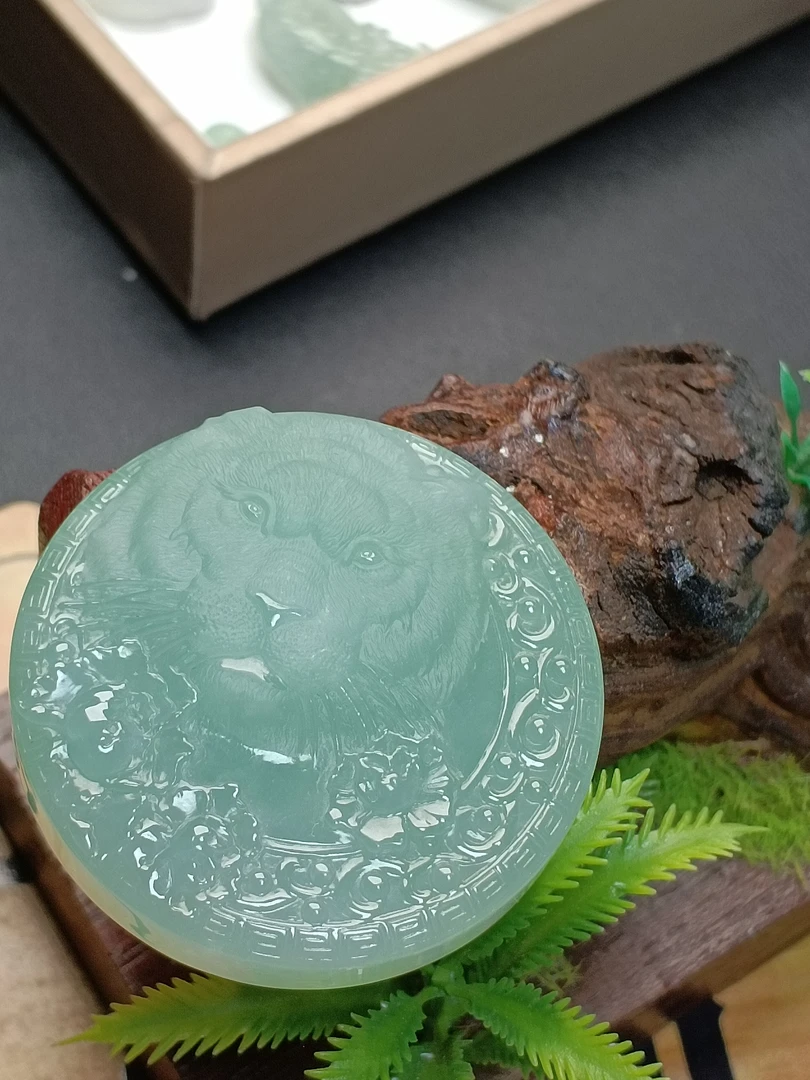 天然翡翠大师作品仿古雕刻