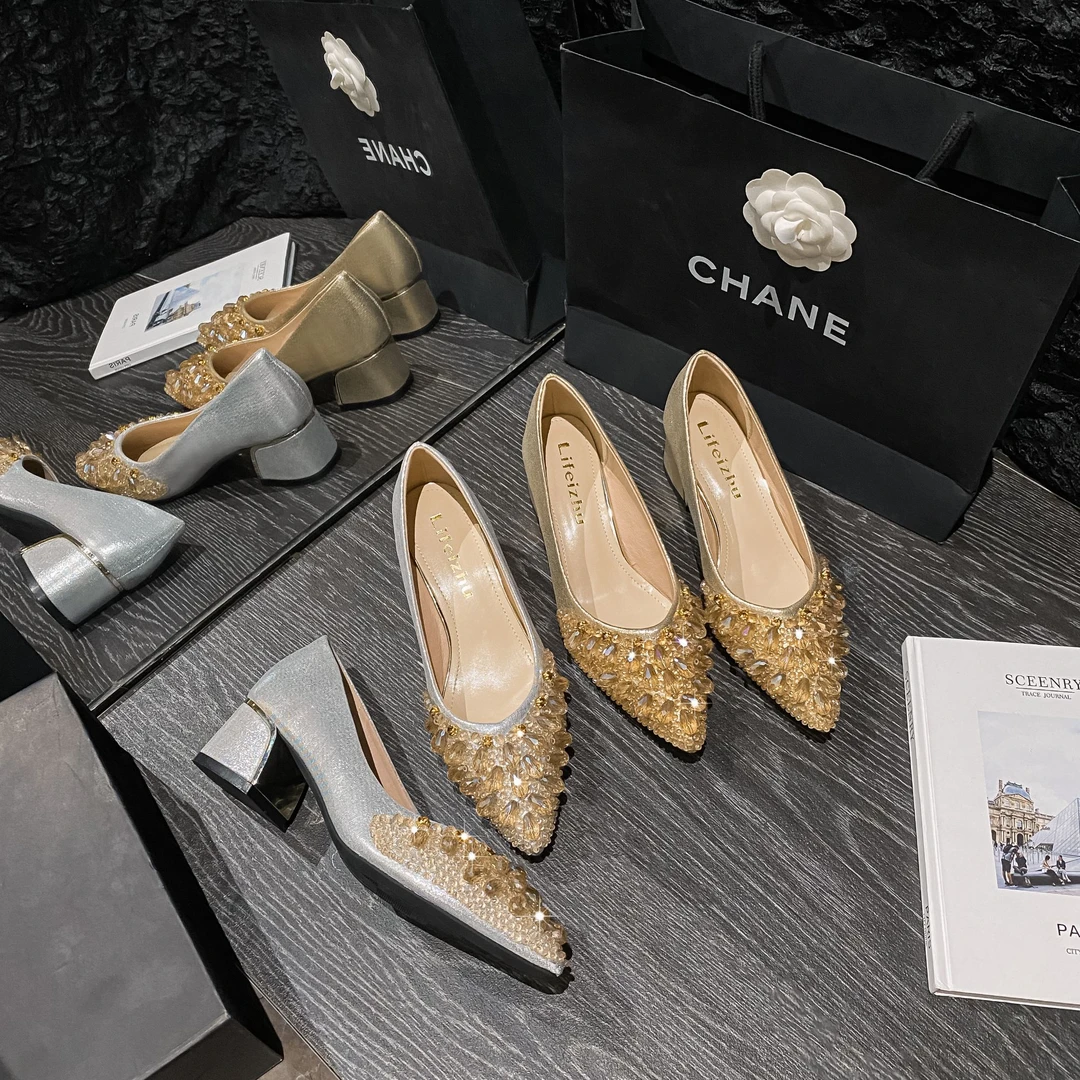 法式尖头单鞋女2025爆款时尚珍珠水钻仙女风气质粗跟浅口一脚蹬