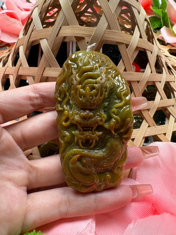 纯天然翡翠A货纯手工全黄翡龙牌，尺寸85.6*46.6*23