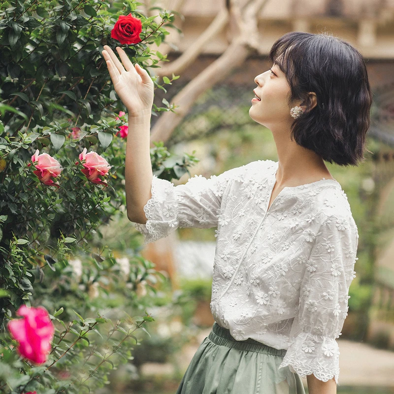 【西西里漫花】茵曼夏季气质绣花喇叭袖甜美衬衫小众设计感白色衬衣