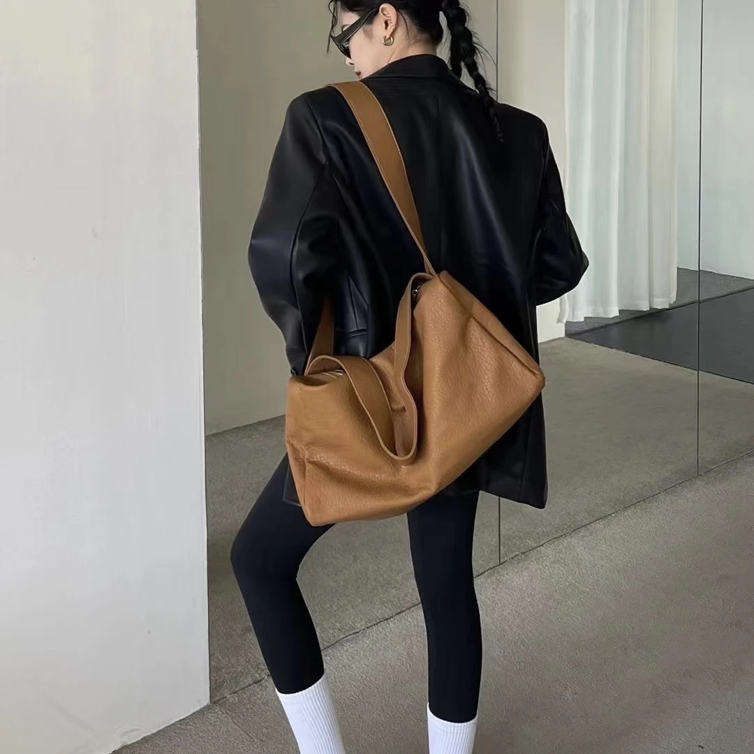 原创大容量包包白色软皮旅行单肩斜挎包枕头包小众健身托特包女包