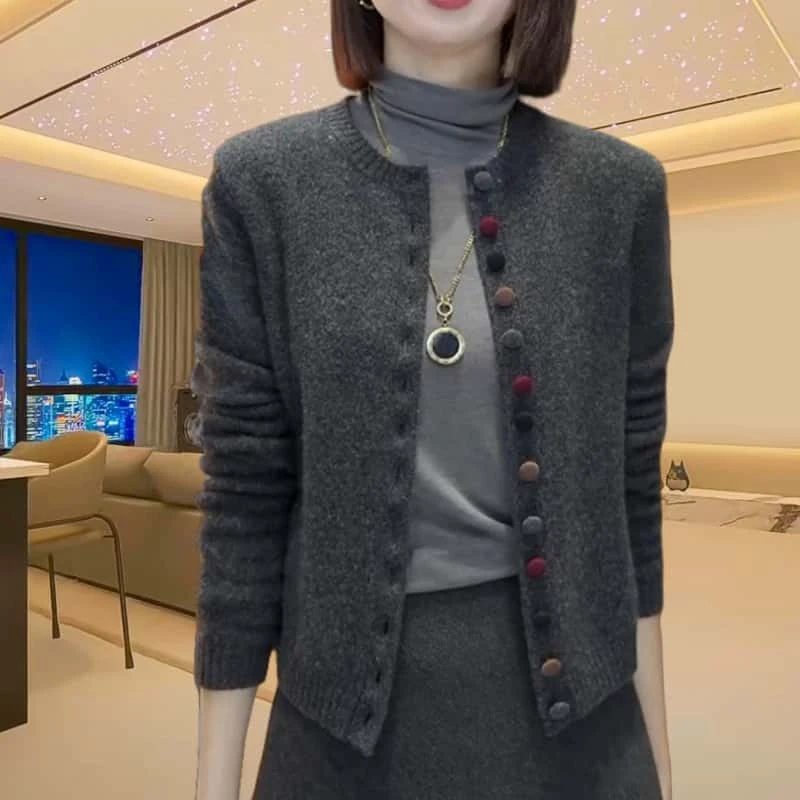 春季宽松气质长袖圆领针织开衫女士2025新款时尚彩扣休闲百搭上衣